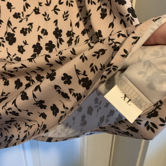 SUPER CUTE 🥰 Tan & Black Floral Print Blouse!! XL - Picture 9 of 16